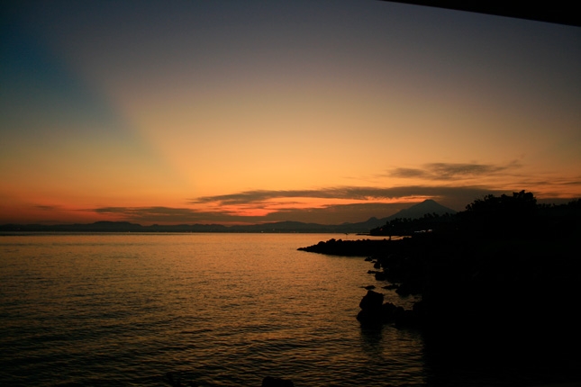 Menikmati sunset di pantai Malalayang